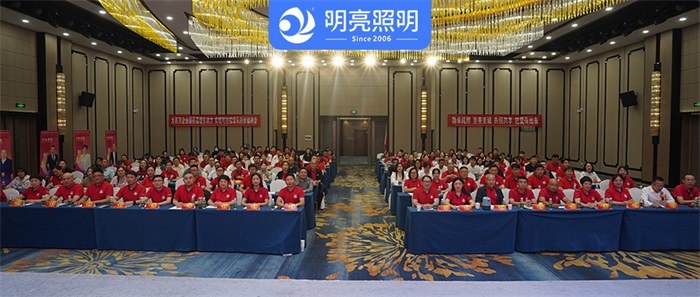 明亮照明集團創始人荊明慧受邀第十屆河南牛商爭霸賽頒獎盛典