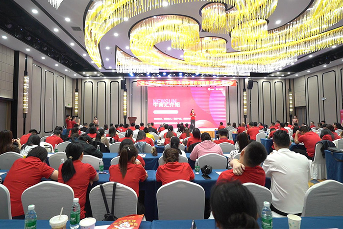 明亮照明集團創始人荊明慧