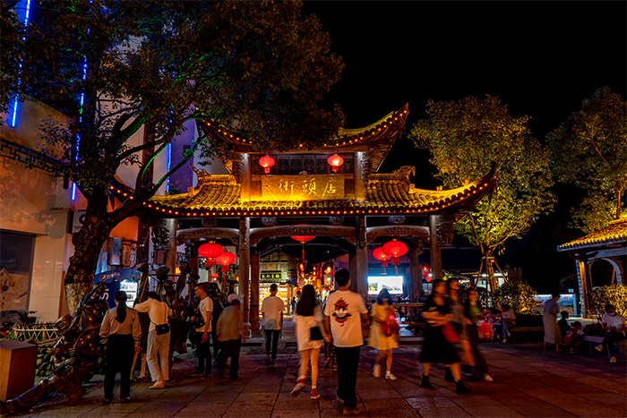 商業街區做亮化工程真能提升夜間經濟嗎？