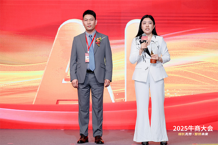 明亮照明集團總經理荊明慧為嘉賓頒獎