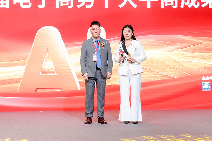 明亮照明集團總經理荊明慧為嘉賓頒獎