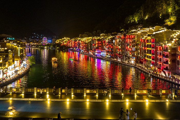 淡季客流暴漲！景區(qū)亮化后，游客深夜排隊(duì)不愿走...