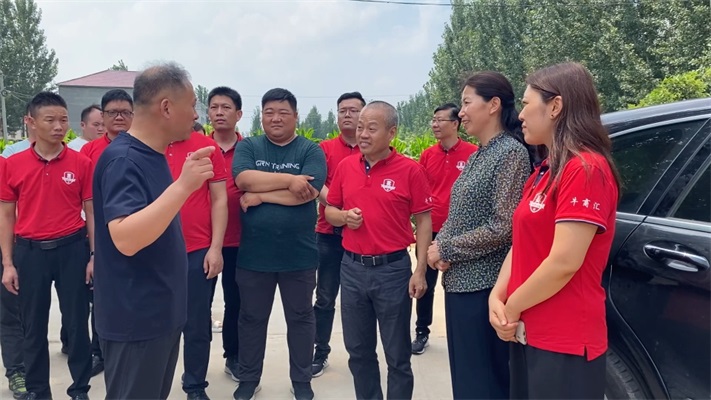 安陽(yáng)市內(nèi)黃縣副縣長(zhǎng)李紅霞感謝牛商企業(yè)對(duì)災(zāi)民的愛(ài)心付出