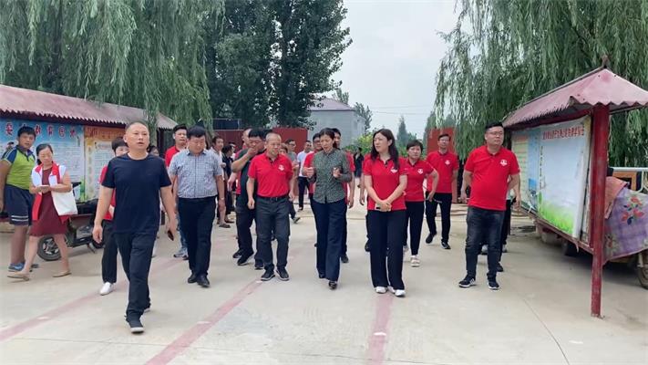 洪水顯大愛(ài)！明亮照明總經(jīng)理、河南牛商匯會(huì)長(zhǎng)荊明慧攜牛商馳援安陽(yáng)